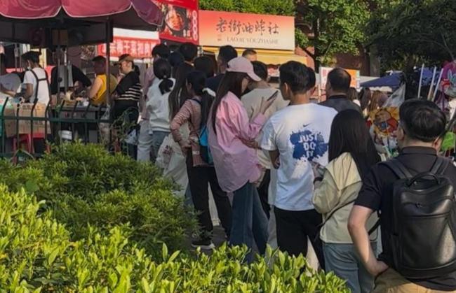 女老板摊位被挡后获全网撑腰   销售额暴涨3倍