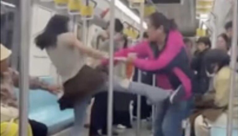 为抢座位2女子上海地铁爆发全武行 下场惨了!