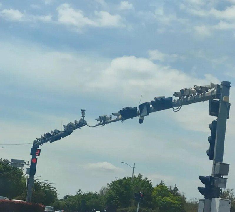 青岛市城阳区一处路口监控立杆密集设置，多组监控摄影设备与补光灯集中排列，引发网友...