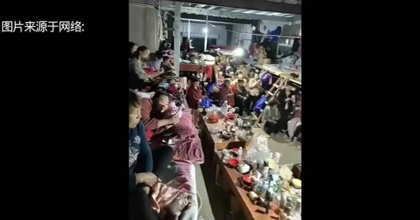 河南农村这一幕  该叫福利还是悲剧？