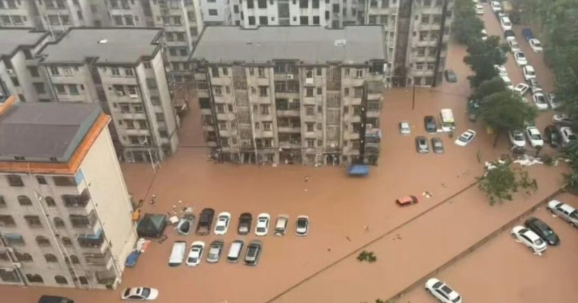 广西钦州降下特大暴雨 上百辆车惨遭水淹