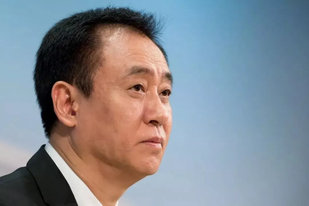 我们讨论“半蹲递水”时，更该看看许家印的骄奢淫逸