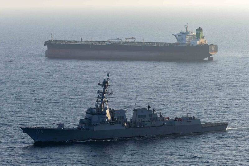 美國中央司令部再度公布攔截畫面,1艘油輪在阿拉伯海被美軍驅逐艦攔截。(圖擷自美國中央司令部X)