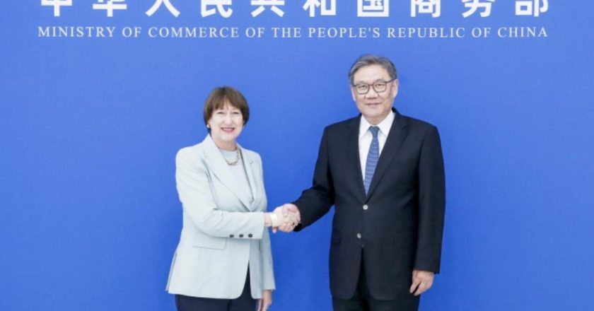 旅游团甘肃事故 陆国台办：第一时间启动应急机制全力救助
