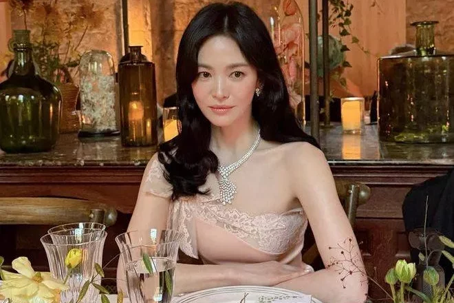 宋慧乔INS晒新照:嘟嘴品尝美食显俏皮