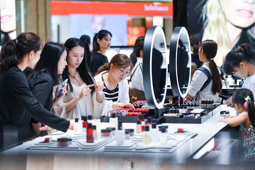 当前大陆已成为全球第一大化妆品消费市场。2025年,大陆进出口化妆品总值人民币1... 当前大陆已成为全球第一大化妆品消费市场。2025年,大陆进出口化妆品总值人民币1...