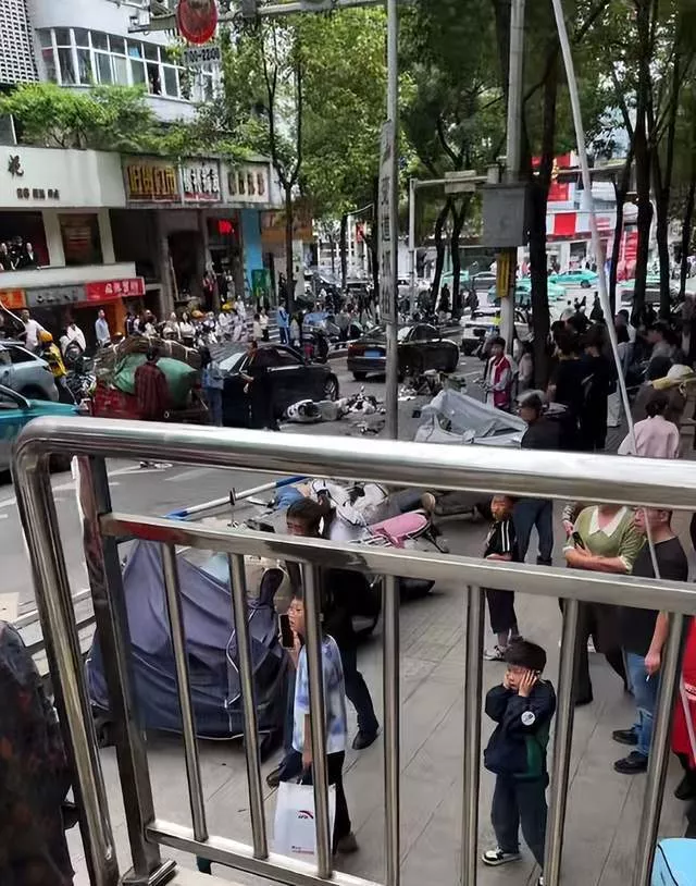 57岁女医生驾奔驰酿车祸，警方通报称操作不当致2人死