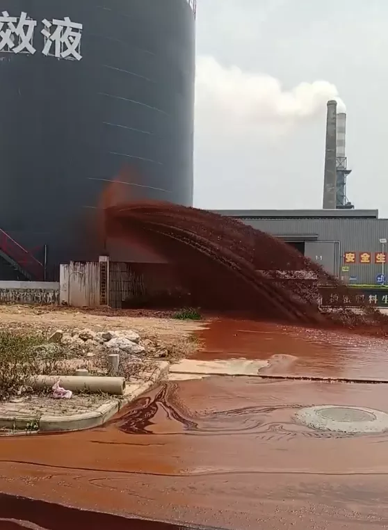 企业发生泄漏事故,大量棕褐色液体流入外环境