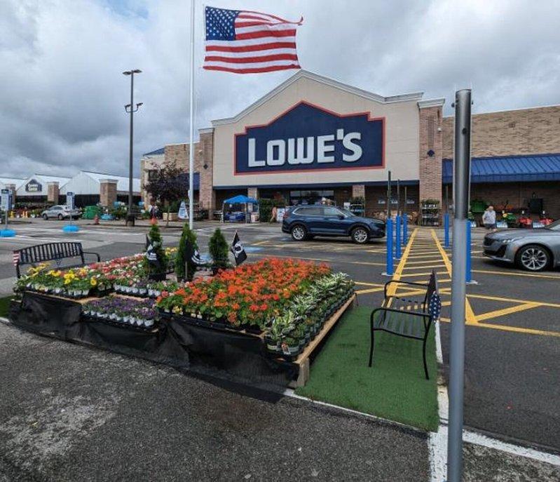Lowe's停车场安装Flock监控摄影。 （Lowe's脸书）