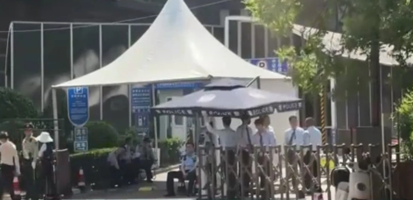 美國駐北京大使館週邊飯店已無空房,且四季酒店出入口已設置移動柵欄。(取自百度)