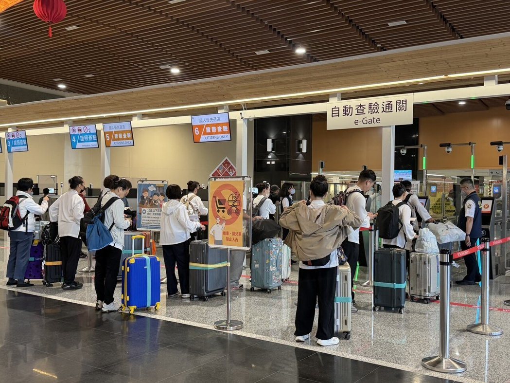金门水头港新旅运中心尖峰时段每小时可容纳2800人次双向通关,由于通关路线拉长,... 金门水头港新旅运中心尖峰时段每小时可容纳2800人次双向通关,由于通关路线拉长,...