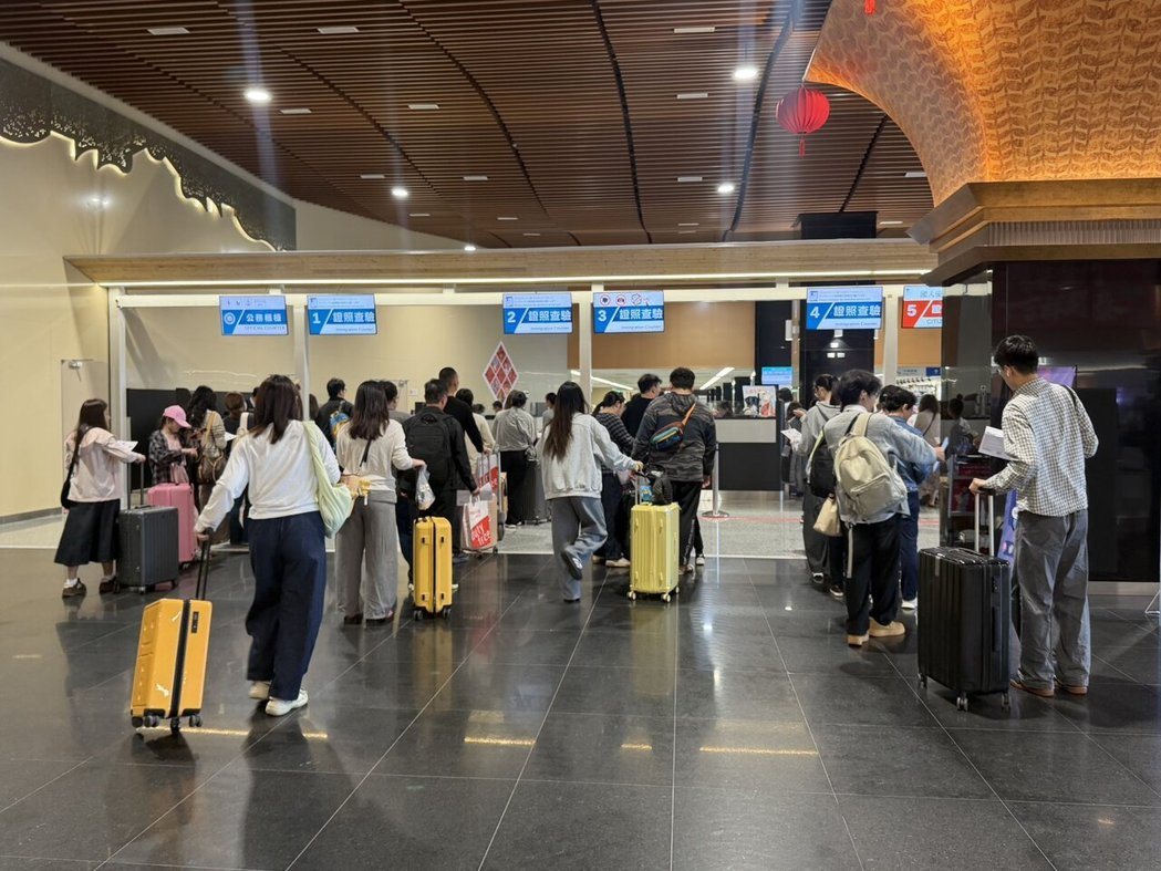 金门水头港新旅运中心尖峰时段每小时可容纳2800人次双向通关,有效纾解过往旧场站... 金门水头港新旅运中心尖峰时段每小时可容纳2800人次双向通关,有效纾解过往旧场站...
