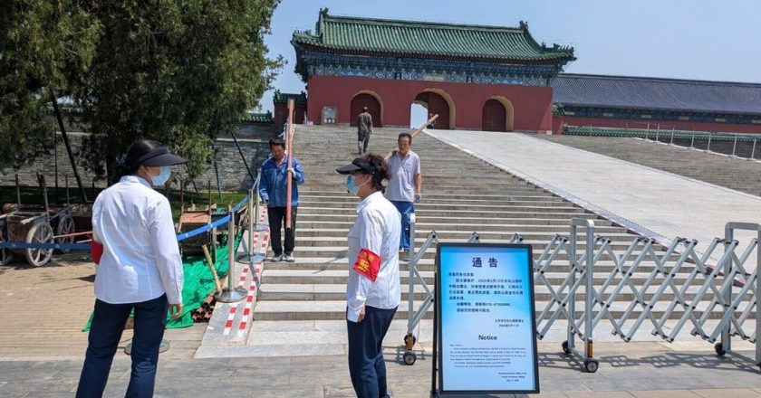 现场直击／川普到访前 北京天坛公园忙著拆鹰架、送鲜花
