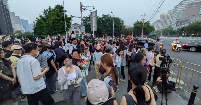 睽违9年访陆！川普车队未到先爆人潮 下榻酒店路口挤满围观民众