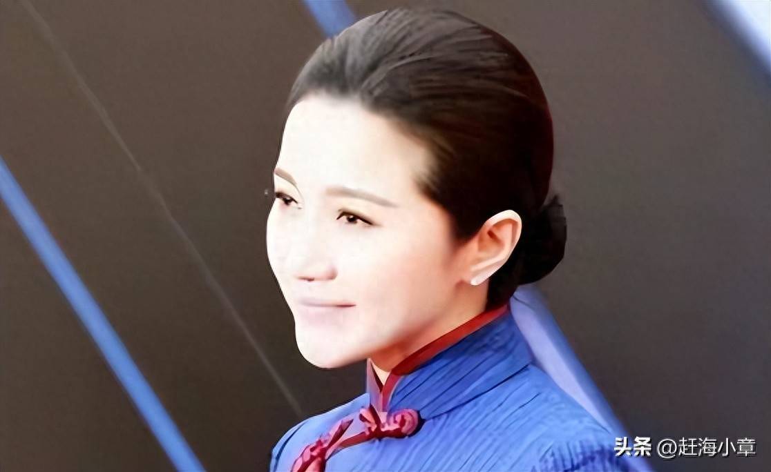 53岁颜丙燕：无儿无女 发福却韵味十足 与小20岁男友恩爱
