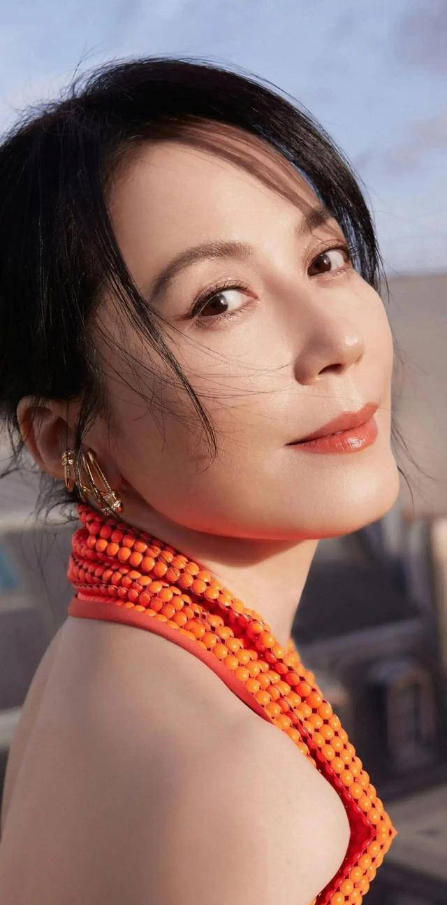 54岁俞飞鸿比基尼旧照翻红，内娱女星集体沉默