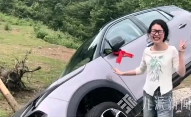 提新车第一天就开沟里 开心灿笑的女司机火了…