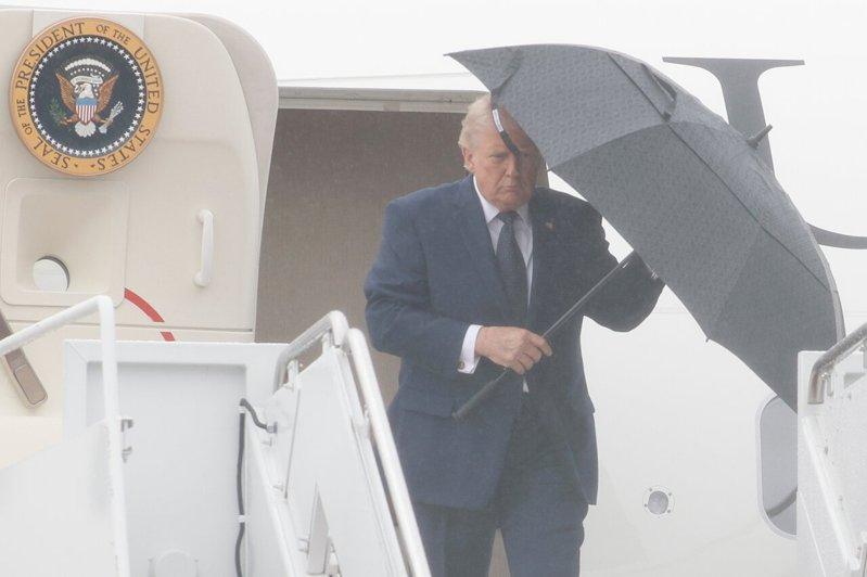 川普总统22日抵达安德鲁空军基地。 (美联社)