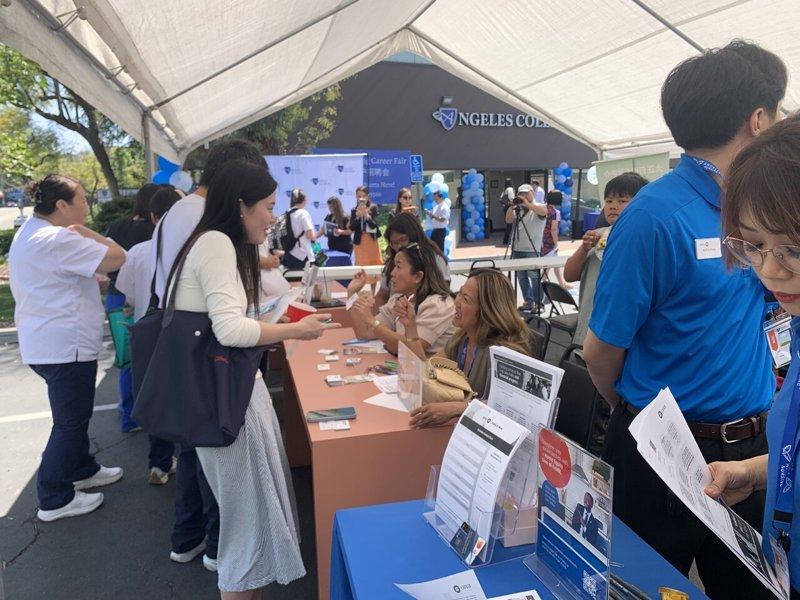 Angeles华人护理学院23日在工业市举办「天使医护职业招聘会」，现场有超过2...