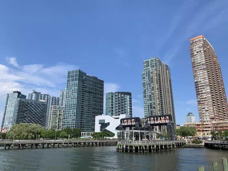 皇后区近年房价与租金快速上涨，不同社区之间的生活成本差距，成为许多纽约家庭搬迁与...
