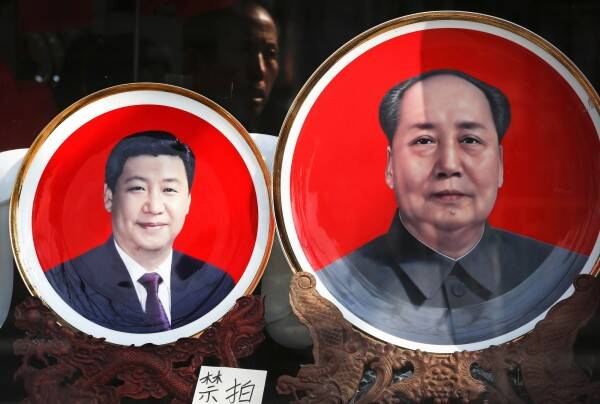 习近平（左）没有毛泽东（右）的威望与学识及能力，却想当毛泽东，东施效颞的结果，中国共产党很可能毁在他手里。 （美联社文件照）