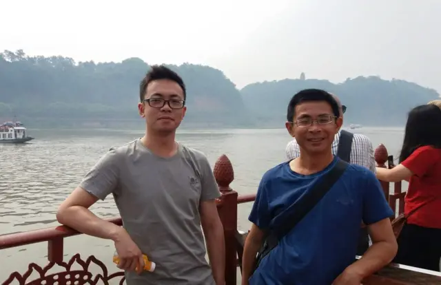 欧阳若宇（左）与父亲欧阳懿（右）