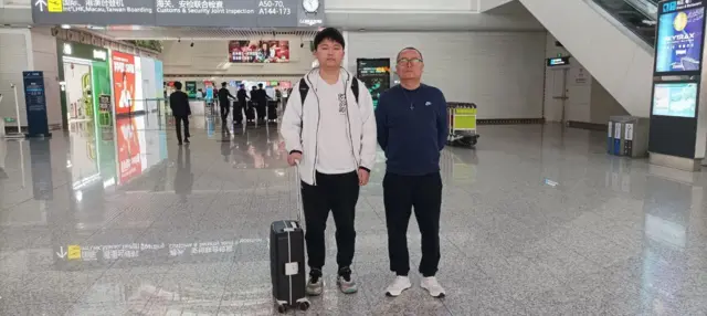朱俊鹏（左）与父亲张强（右）