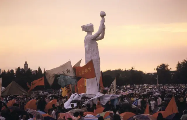 1989年6月1日，北京天安门广场上，示威结束。中间为民主女神像。