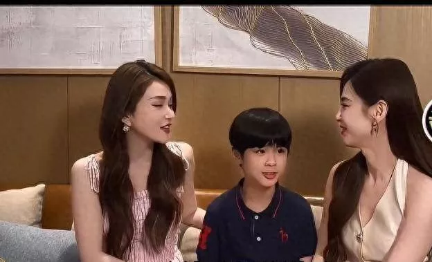 黄圣依9岁儿子曝光，复刻妈妈绝美五官