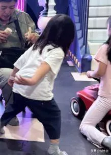 曝孙红雷前女友当奶奶！背十几块包拿卷纸带孙女