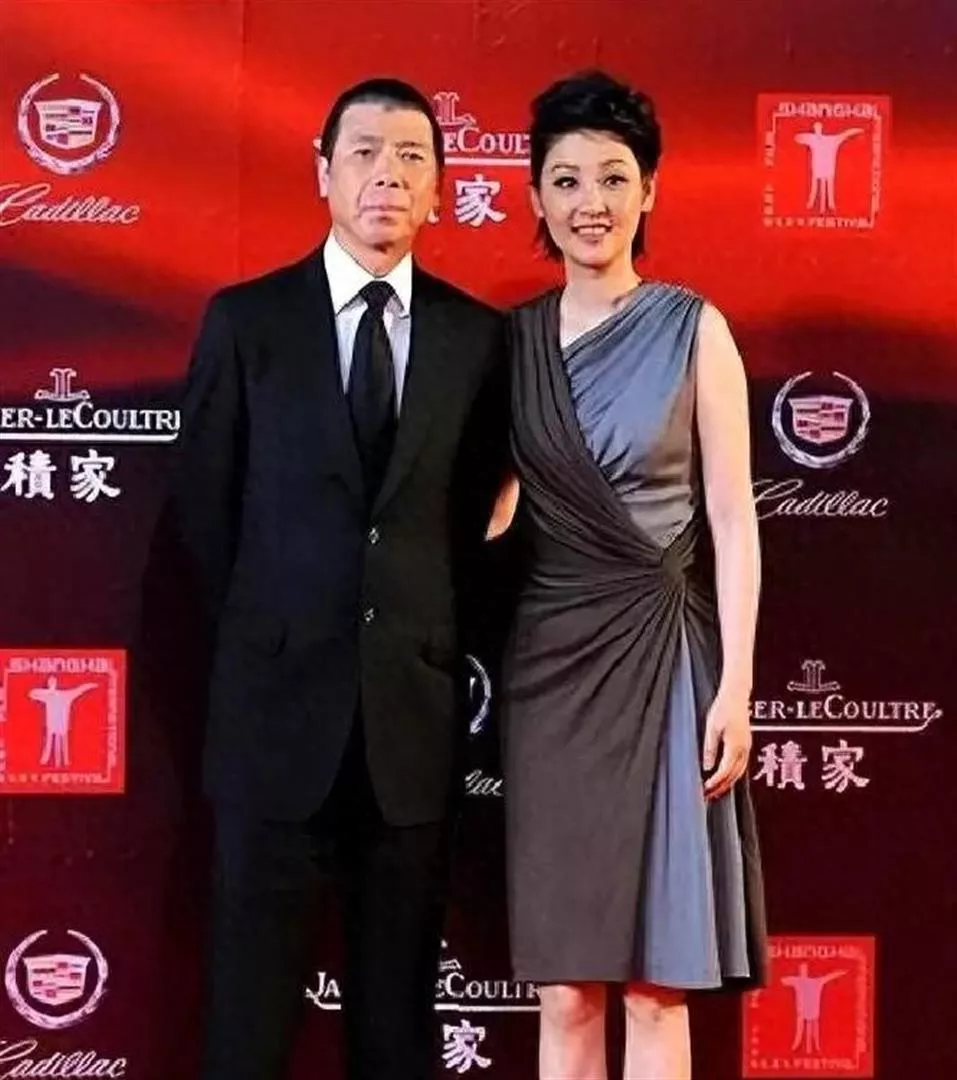 徐帆回应离婚才9个月，68岁冯小刚和养女贴脸拍照