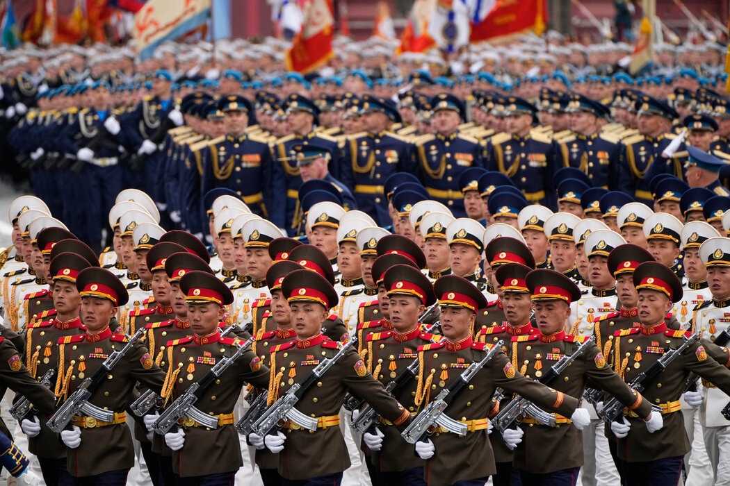 今年5月,莫斯科一场阅兵式上的朝鲜军人。2024年,平壤与莫斯科重启冷战时期的共同防御承诺。