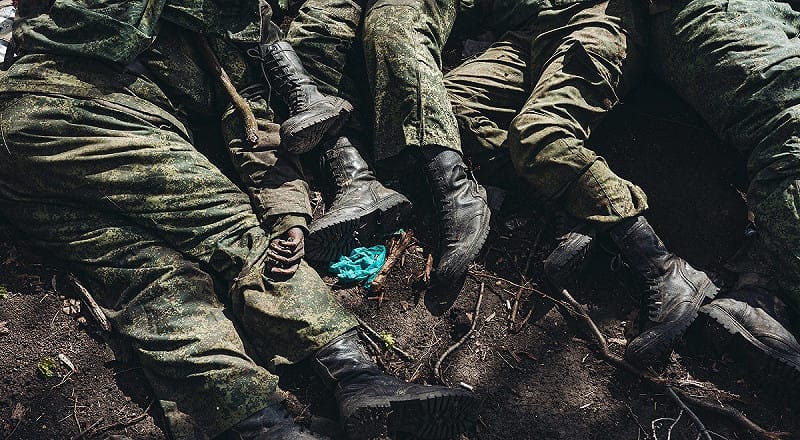 俄军死伤惨重。 一名俄罗斯士兵休假返回部队后,发现所属部队在前线全军覆没,导致他无法返回服役。 图:翻摄自X帐号@ChrisO_wiki