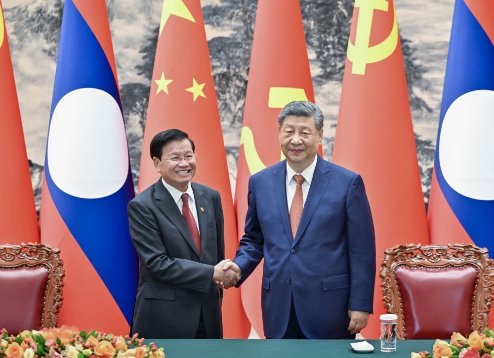 大陆国家主席习近平(右)5日下午在北京人民大会堂,与对大陆进行国是访问的寮国人革... 大陆国家主席习近平(右)5日下午在北京人民大会堂,与对大陆进行国是访问的寮国人革...
