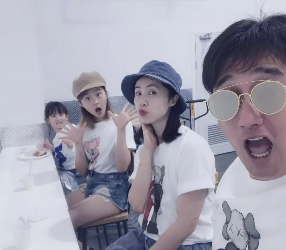 孙莉罕晒3娃:多多给家人做西餐,多妹美又酷