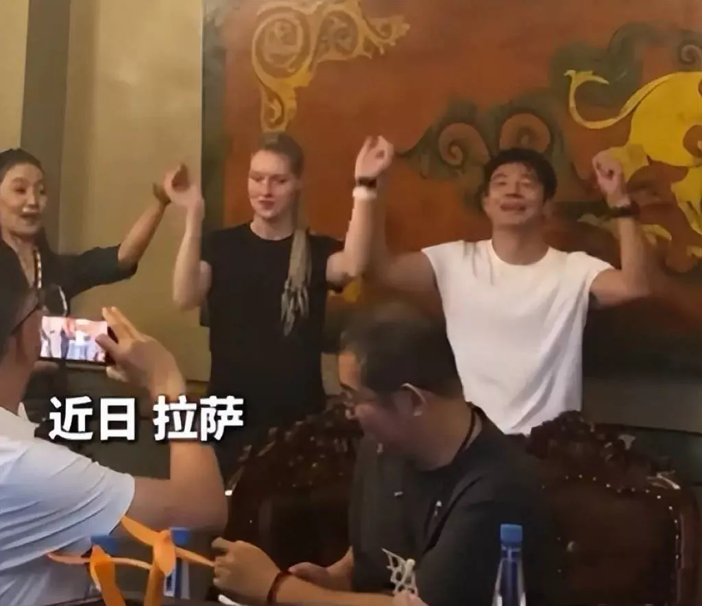 撒贝宁夫妇拉萨吃石锅鸡,李白一头脏辫高又壮