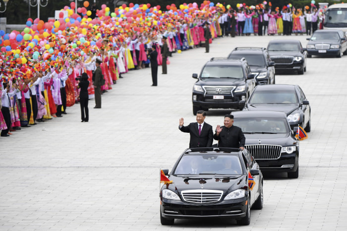 2019年,习近平与朝鲜领导人金正恩在平壤。