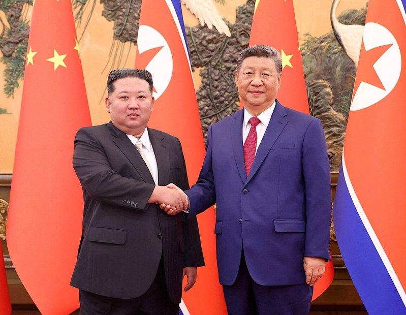 北韩领导人金正恩(左)去年9月出席中共九三阅兵,与中国国家主席习近平(右)会晤。...