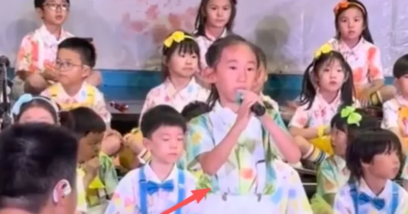 陈小春幼子Hoho 幼儿园毕业典礼，全家合影曝光