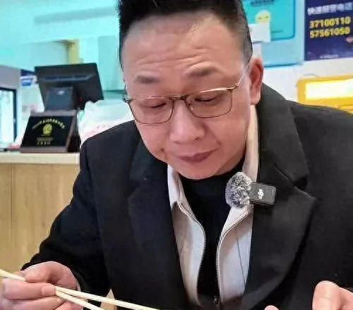 因摔耳机被迫离开央视，如今他54岁现身街头当吃播
