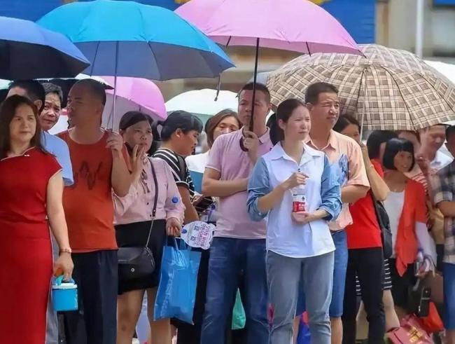 高考来了:家长穿旗袍、让高铁减速.... 高考来了:家长穿旗袍、让高铁减速....