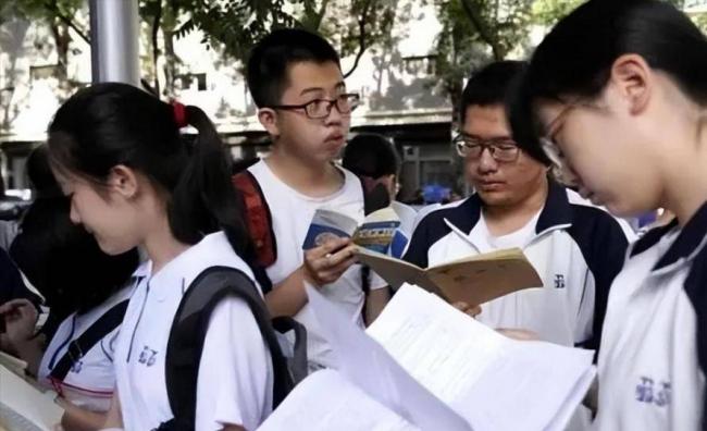 高考来了:家长穿旗袍、让高铁减速.... 高考来了:家长穿旗袍、让高铁减速....