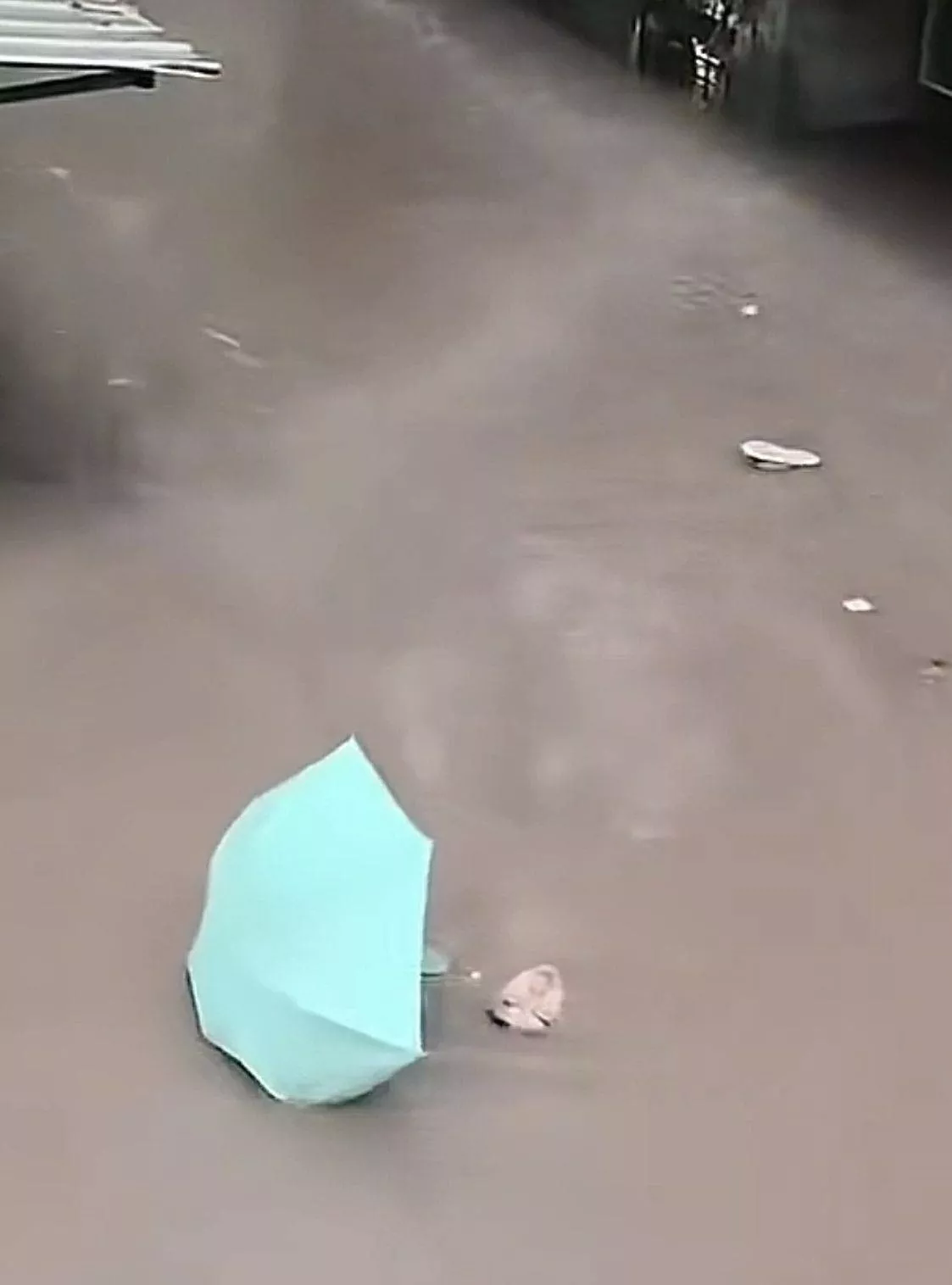 重庆合川暴雨高考考场附近内涝,有年轻人仰泳通过
