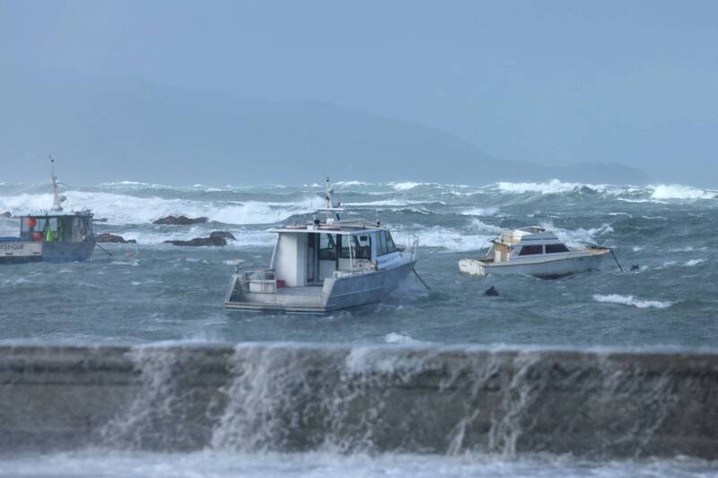 纽西兰首都威灵顿南海岸今(9)日遭遇11公尺高的巨浪袭击,当局紧急疏散数百名沿海居民。 (法新社)