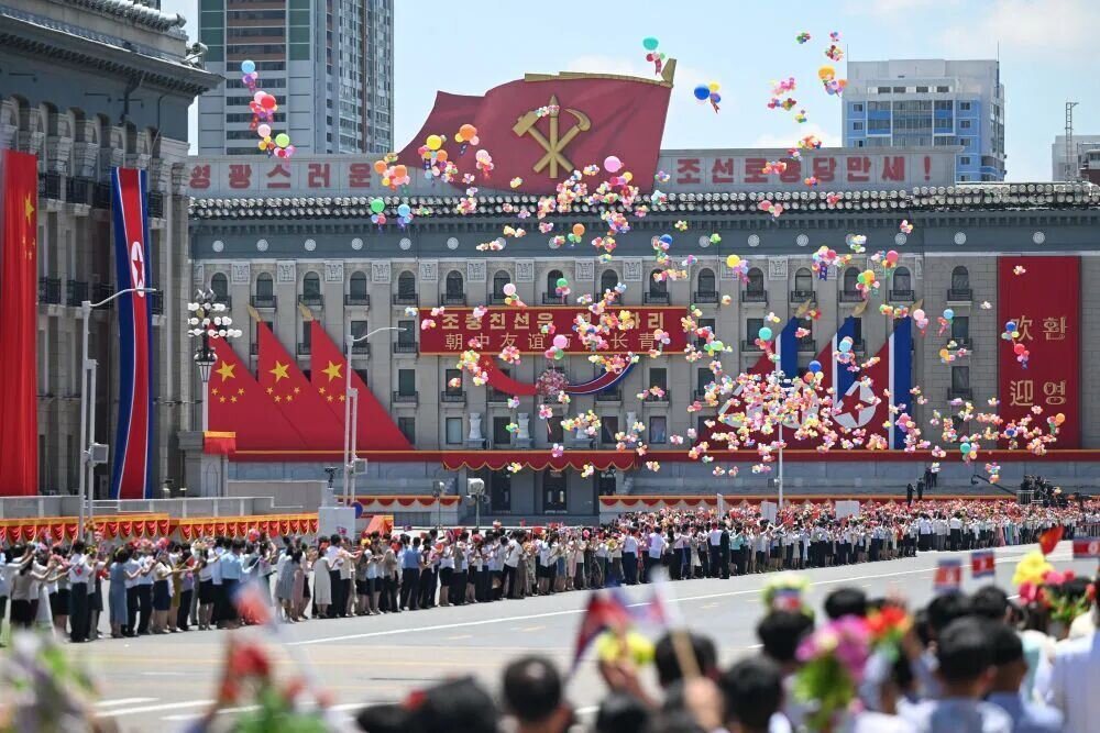 8日中午,金正恩在平壤金日成广场为习近平举行欢迎仪式。(中国新闻网) 8日中午,金正恩在平壤金日成广场为习近平举行欢迎仪式。(中国新闻网)