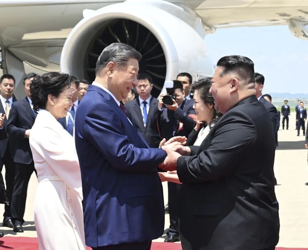 中共总书记习近平8日中午乘专机抵达平壤,北韩领导人金正恩和夫人李雪主到机场迎接。... 中共总书记习近平8日中午乘专机抵达平壤,北韩领导人金正恩和夫人李雪主到机场迎接。...
