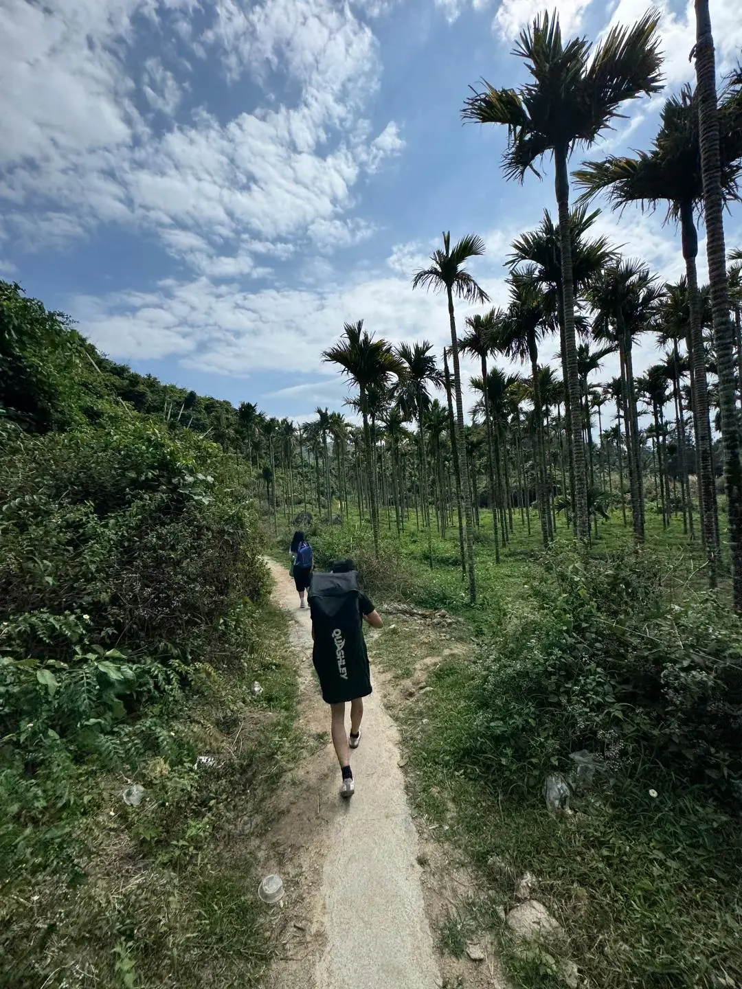 网红景点游客被海浪卷走,警方:遗体已找到