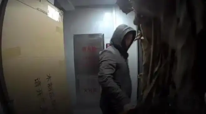 刘某强放置爆炸物画面被门口监控记录。图片来源/受访者