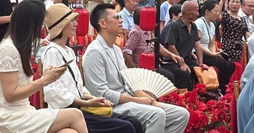 袁泉夫妇现身婚礼!袁泉素颜,夏雨戴墨镜,来合影人排成队