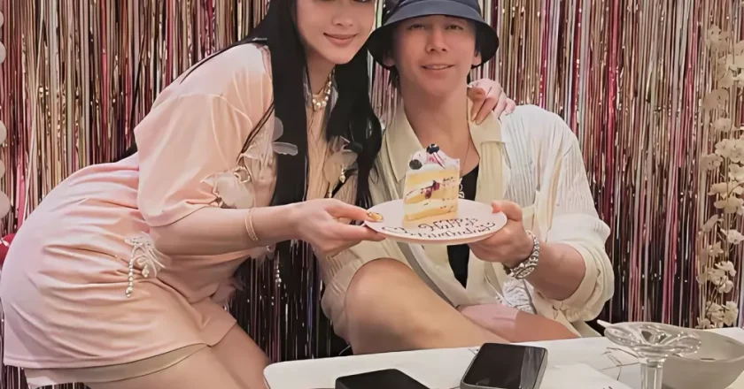 56岁钟丽缇瘦到120斤,穿浅蓝色衬衫同框18岁女儿像姐妹
